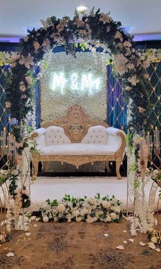 White & Gold Love Seat White & Gold Love Seat